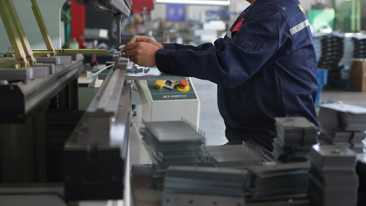 How to Design a Compact Metal Traffic CCTV Cabinet?