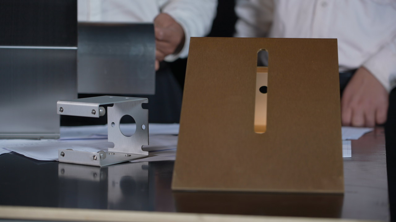 What Is the Difference Between Hinged and Double-Hinged Steel HMI Enclosures?